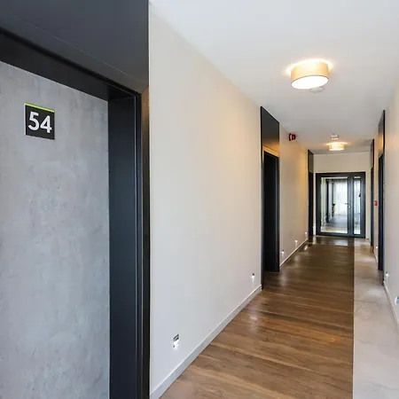 West - Airport Πόζναν