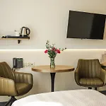 West - Airport 3*