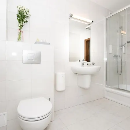 West - Airport 2* Poznaň