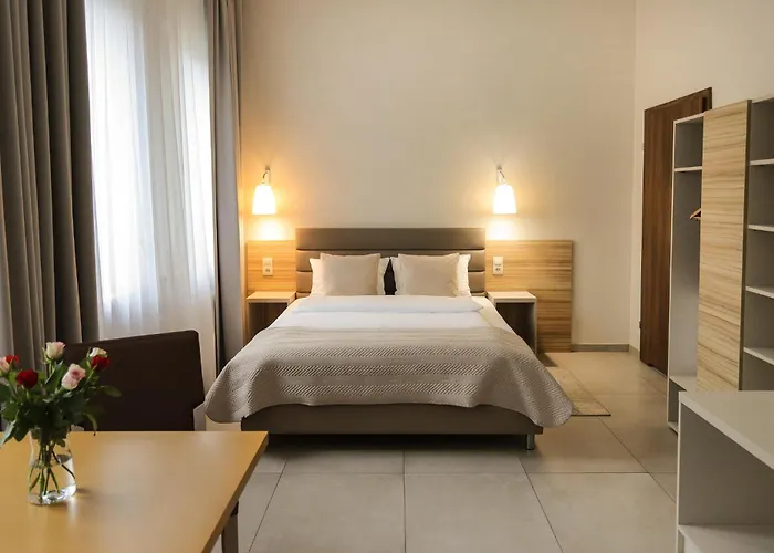 West - Airport Hotell