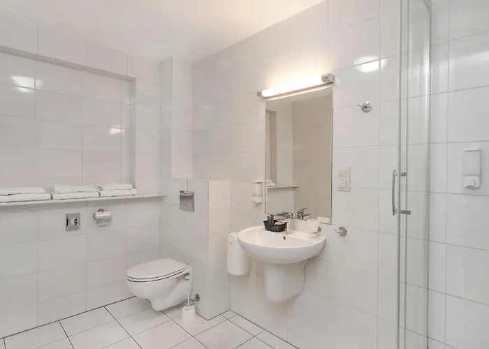 West - Airport Hotell 3*